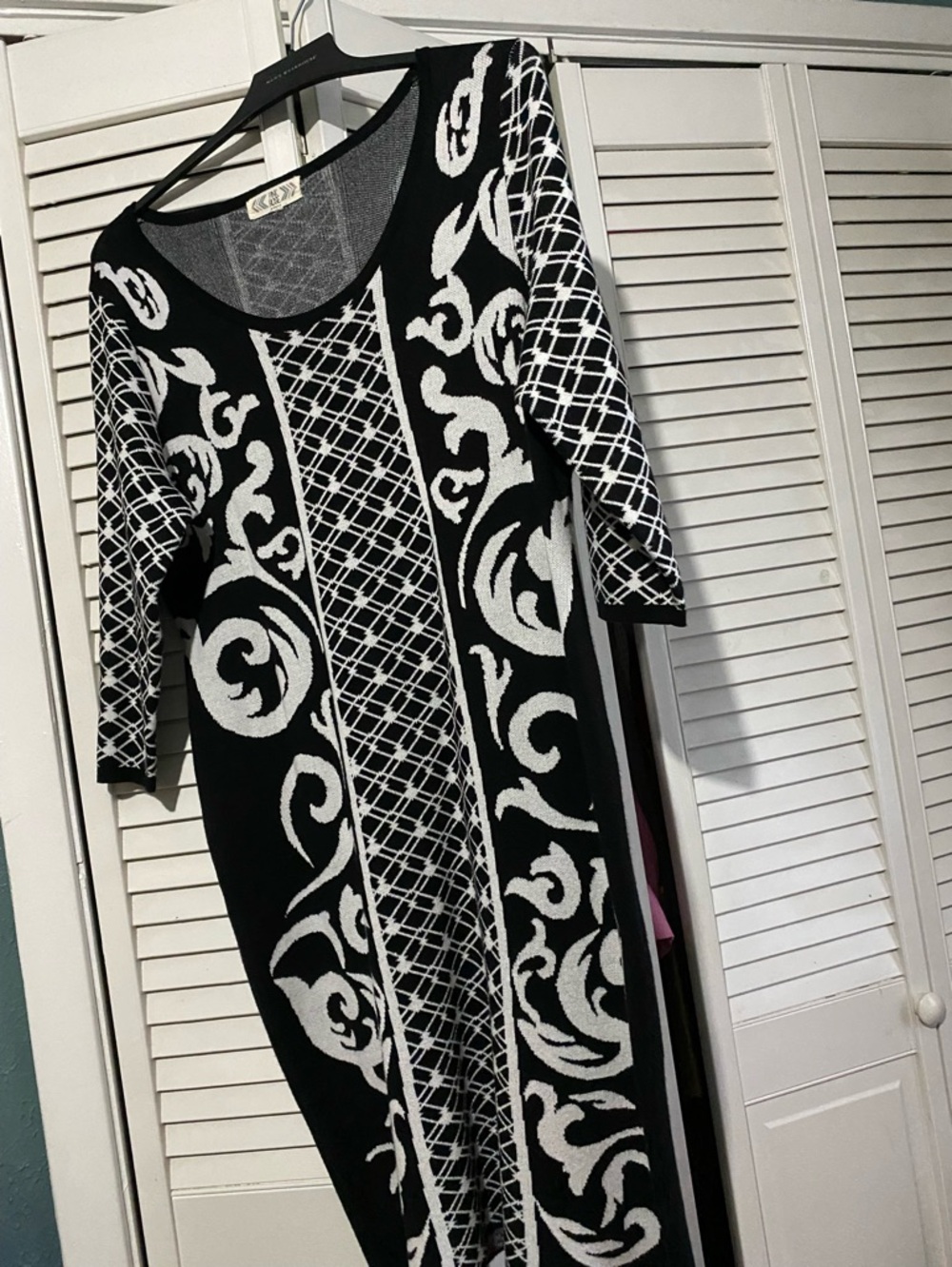 Black & White Patterned Knit Dress - Elegant Contrast Design
